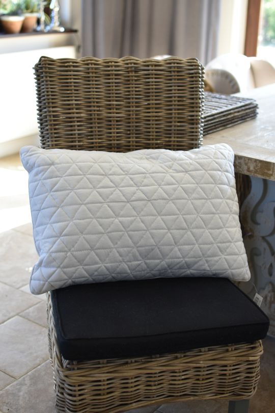 Poduszka dekoracyjna QUILT biała - podłużna | koce-poduszki-pledy |